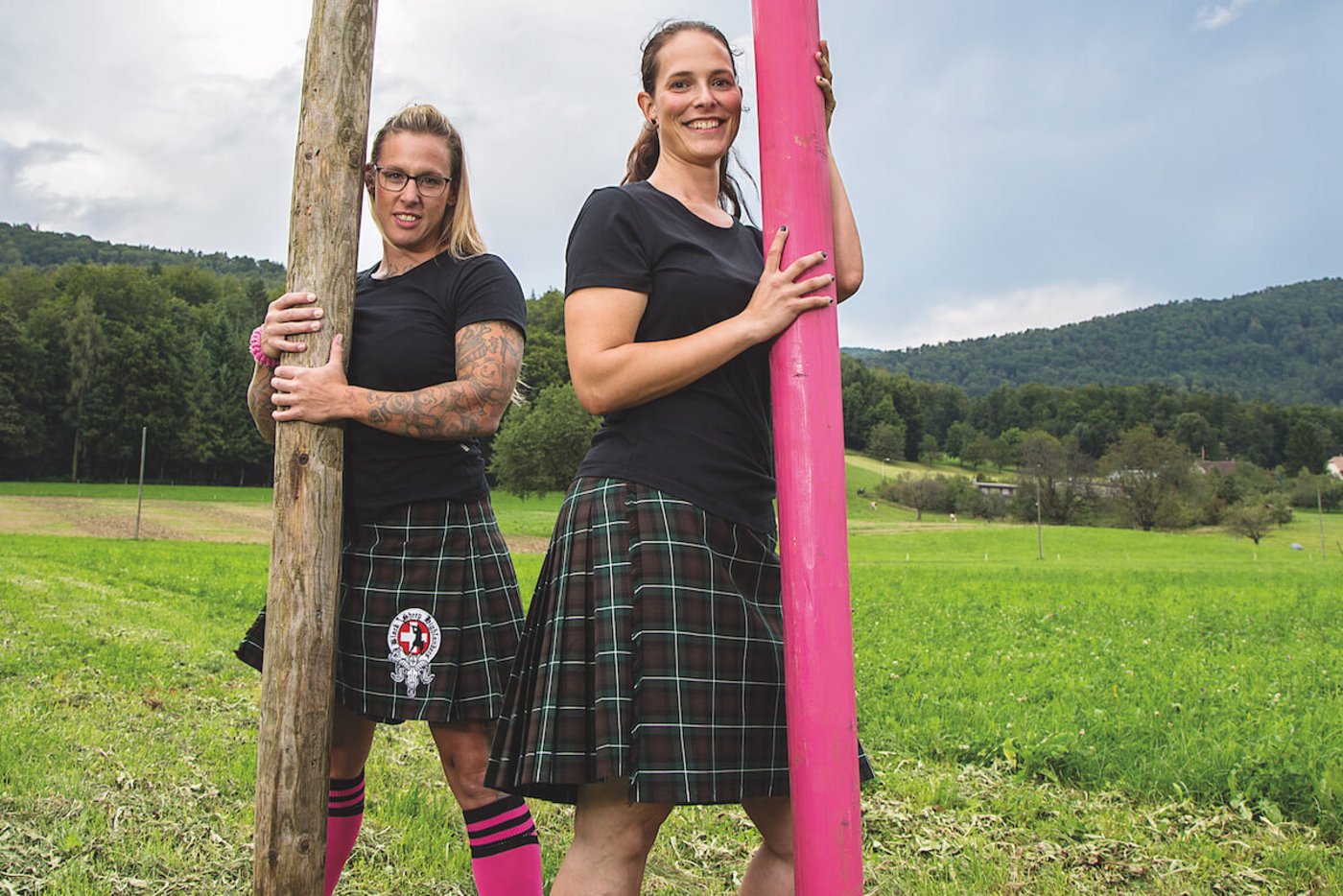 Trainieren für die Highlandgames: Stefanie Frey und Anita Grolimund. (Foto: Pia Neuenschwander)