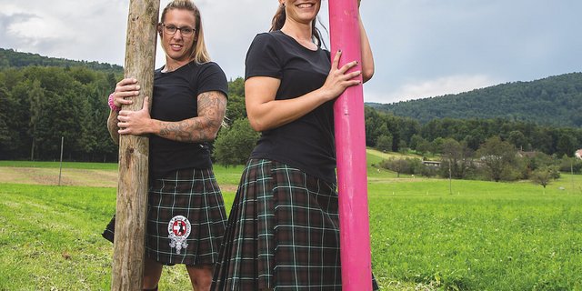 Trainieren für die Highlandgames: Stefanie Frey und Anita Grolimund. (Foto: Pia Neuenschwander)