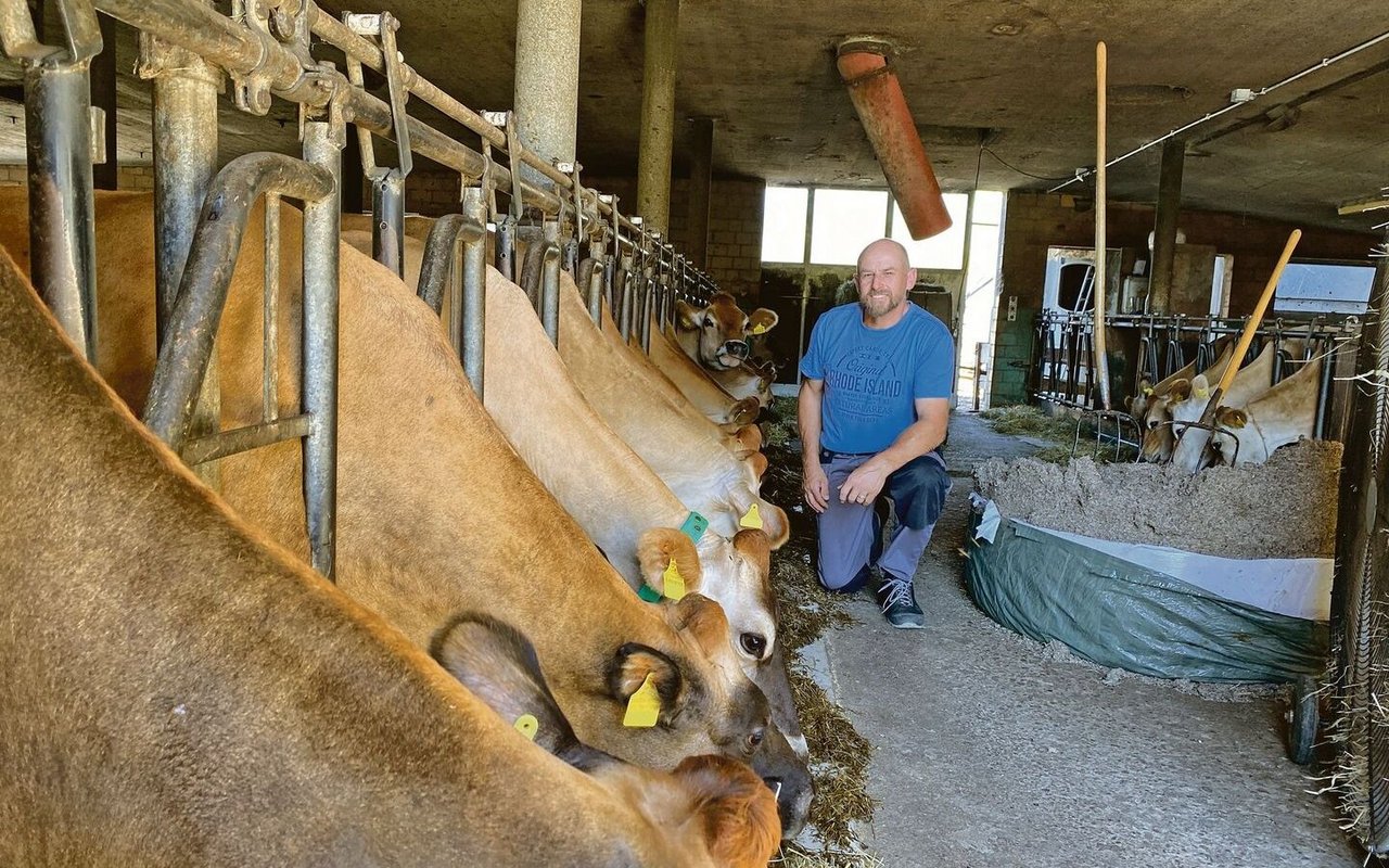 André Stalder im Stall bei seinen Jersey-Kühen. Neben Milchwirtschaft und Fleisch-Vermarktung bietet er auf seinem Hof Green Care an.