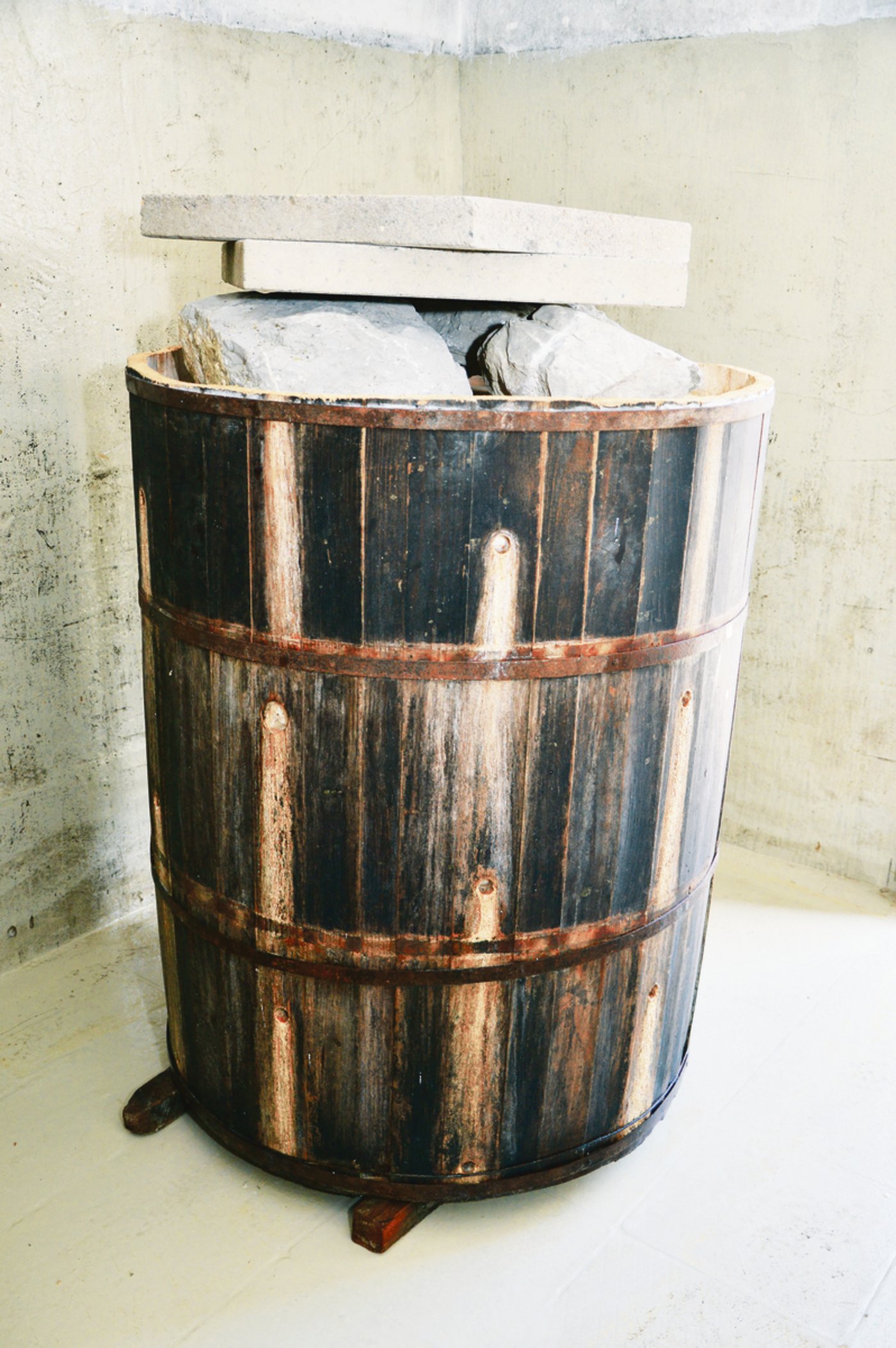 Das mit Ziger gefüllte Fass hat etwas Patina angelegt.