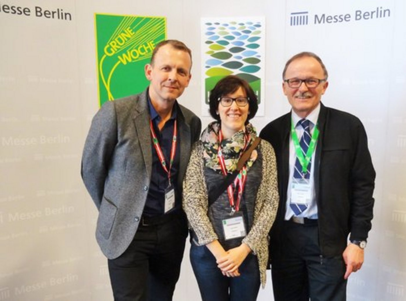 Adrian Krebs übergibt den SAJ-Vorstandssitz an Jeanne Woodtli, Markus Rediger, Präsident IFAJ (v.l.n.r.). (Bild zVg)