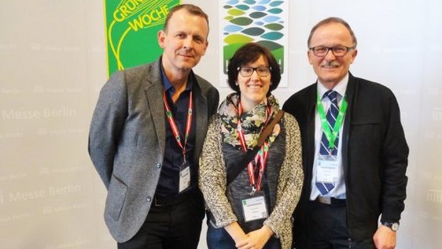 Adrian Krebs übergibt den SAJ-Vorstandssitz an Jeanne Woodtli, Markus Rediger, Präsident IFAJ (v.l.n.r.). (Bild zVg)