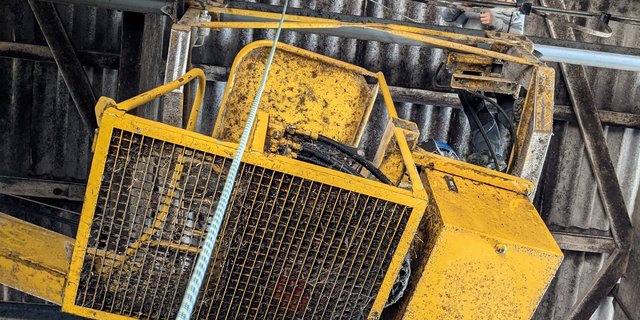 Gabriel Frei sichert seinen Kollegen  auf dem Heukran.  Diese Woche machte er wieder ganz neue Erfahrungen damit. (Bild Gabriel Frei)