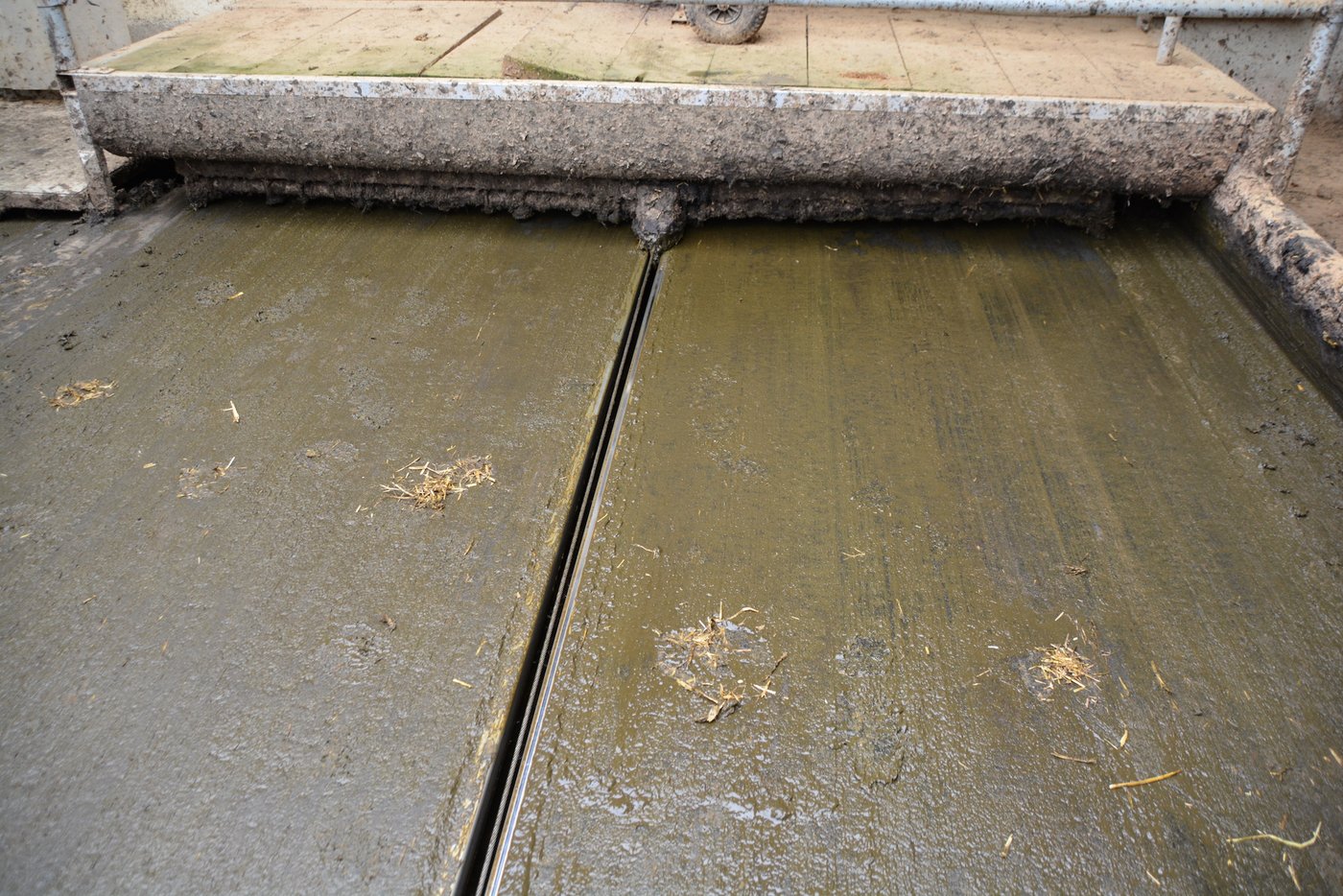 Der Kanal für den Schieberantrieb dient auch als Harnsammelrinne.