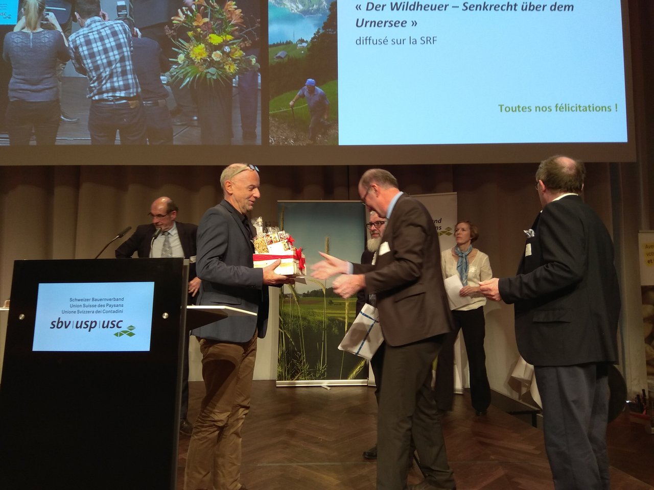 Beat Bieri freut sich über den deutschschweizer Medienpreis im Bereich Agrarjournalismus. (Bild asa)