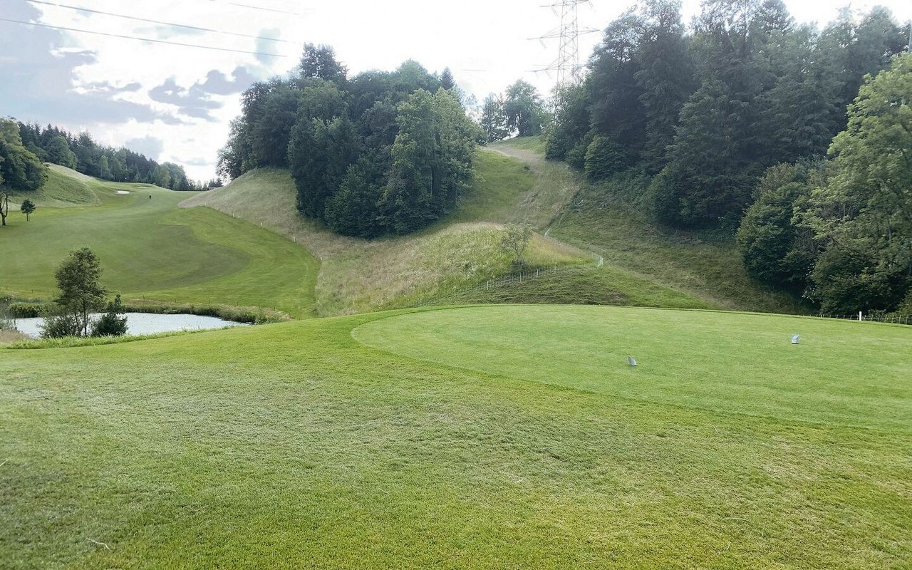 Insbesondere die Greens, welche rund um das Loch liegen, benötigen viel Pflege wie eine intensive Düngung und Behandlungen mit Pflanzenschutzmitteln.