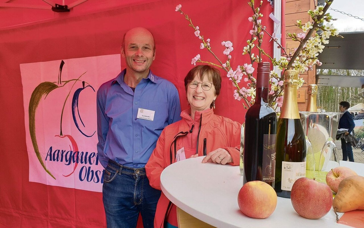 Joe und Astrid Bründler am Stand der Aargauer Obstproduzenten kommen dank Apfeldegustation ins Gespräch mit Besuchern. 