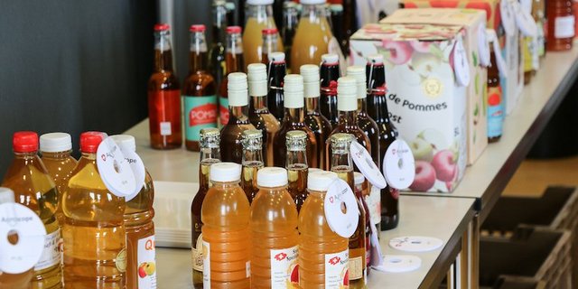 Ein guter Fruchtsaft sollte ein ausgewogenes Säure-Zucker-Verhältnis haben –  und darf mit Kräutern überraschen. (Bild zVg)