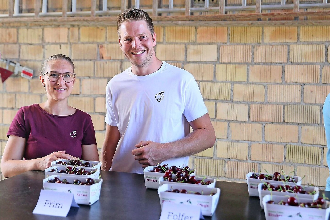Anina Wildisen und Pascal Rohrer freuen sich über das sehr gute Kirschenjahr. Auf dem Betrieb Wildisen wird nach dem NHF-Programm produziert.