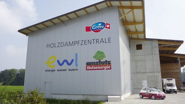 Seit rund 10 Jahren produziert Emmi im luzernischen Emmen mit erneuerbarer Energie: Die Holzschnitzelanlage erzeugt Dampf, welche die Milchverarbeiterin zur Herstellung von Milchprodukten benutzt. (Bild Emmi)