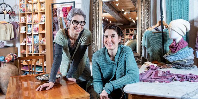 Mutter Joana und Tochter Christina Frei betreiben gemeinsam das Seiden-Atelier in Gottlieben. (Fotos: Marion Nitsch)