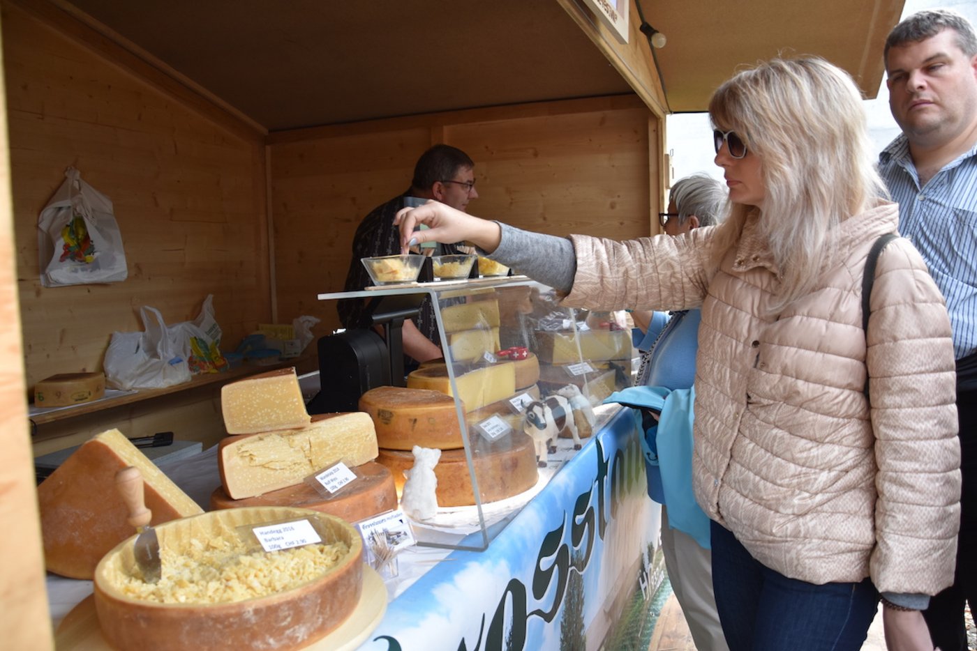 Auch an den Ständen konnten die Marktbesucherinnen und -besucher Alpkäse probieren. (Bild noe)