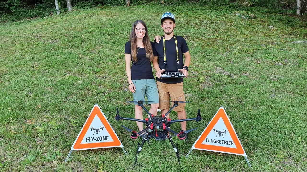Janine Jakober und Sven Schwertfeger mit einer Drohne. (Bild Janine Jakober & Sven Schwertfeger)