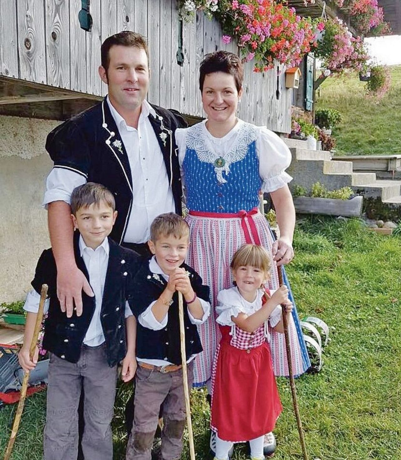 Die zweite Familie auf dem Geisschwand: Adrian Schenk mit Frau Sandra und den Kindern Nelio, Silvan, Anina (v. l. n. r.).