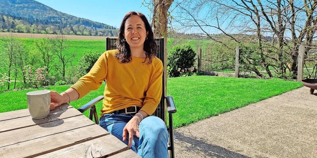 Kaffeepause auf dem Sitzplatz des Bauernhauses. Rebekka Gasser diskutiert gern mit Menschen.