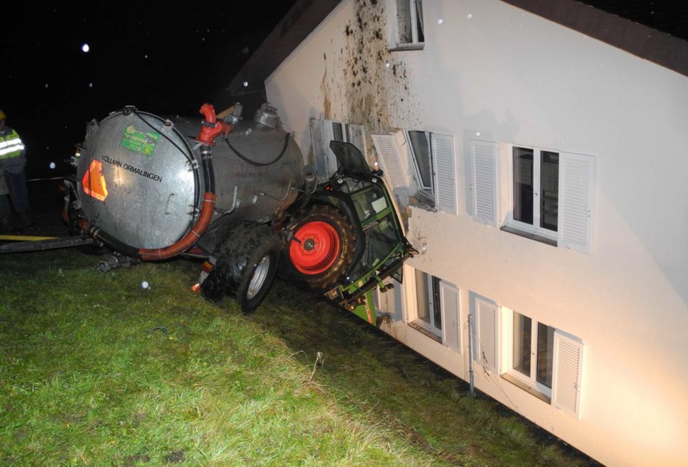 Der Traktor geriet führerlos ins Rollen. (Bild: Kantonspolizei SZ)
