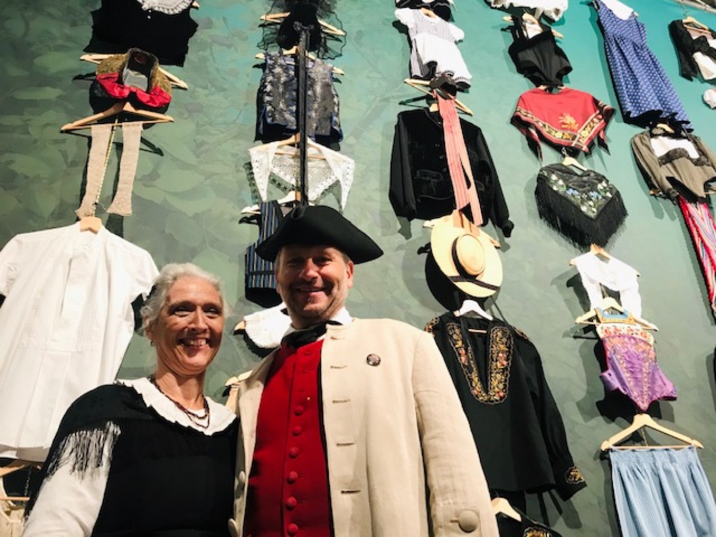 Nina und Johannes Schmid-Kunz in der attraktiven Trachtenausstellung namens Dresscode, für die er die Projektleitung innehat. Sie trägt eine Bündner Sonntagstracht, er eine Wehntaler Bauerntracht. (Bild akr)