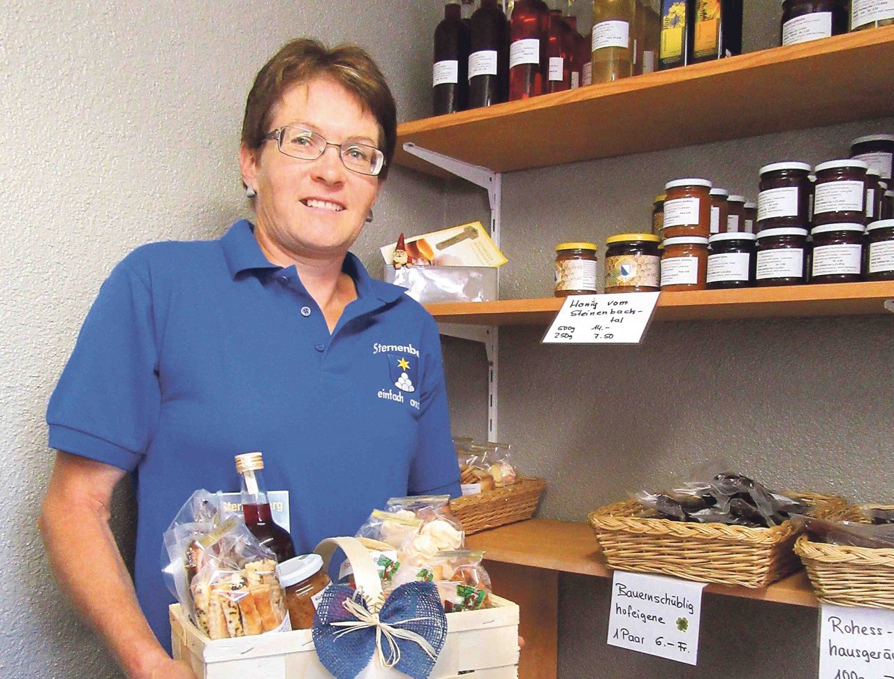 Fränzi Furrer verkauft kulinarische Köstlichkeiten aus Eigenproduktion auch in Geschenkkörben. (Bild mr)