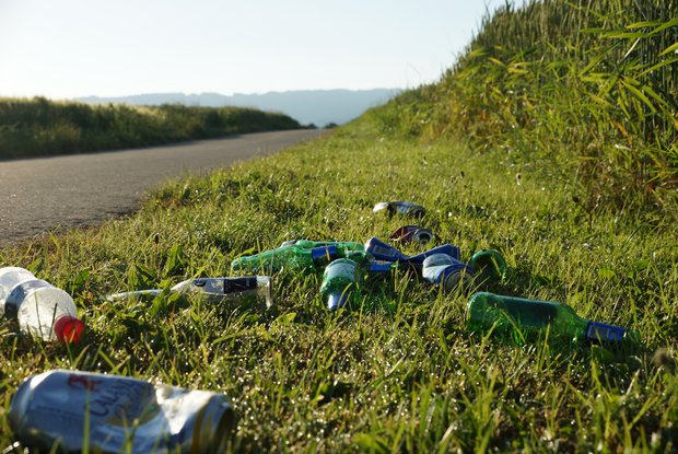 Schluss mit Weiden-Littering: Ein umstrittener Lösungsansatz ist in den Startlöchern Über alle Getränkeverpackungen hinweg erreicht die Schweiz eine Verwertungsquote von 93 %. Dennoch besteht das Problem von Littering. Die Pflichtpfand-Forderung steht nun im Raum. (Bild Archiv)
