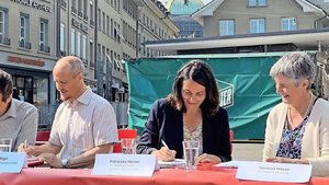 Franziska Herren bei Franziska Herren bei der Lancierung ihrer zweiten Initiative. Sauberes Trinkwasser spielt auch bei diesem Volksbegehren eine Rolle, es stellt aber breitere Forderungen.