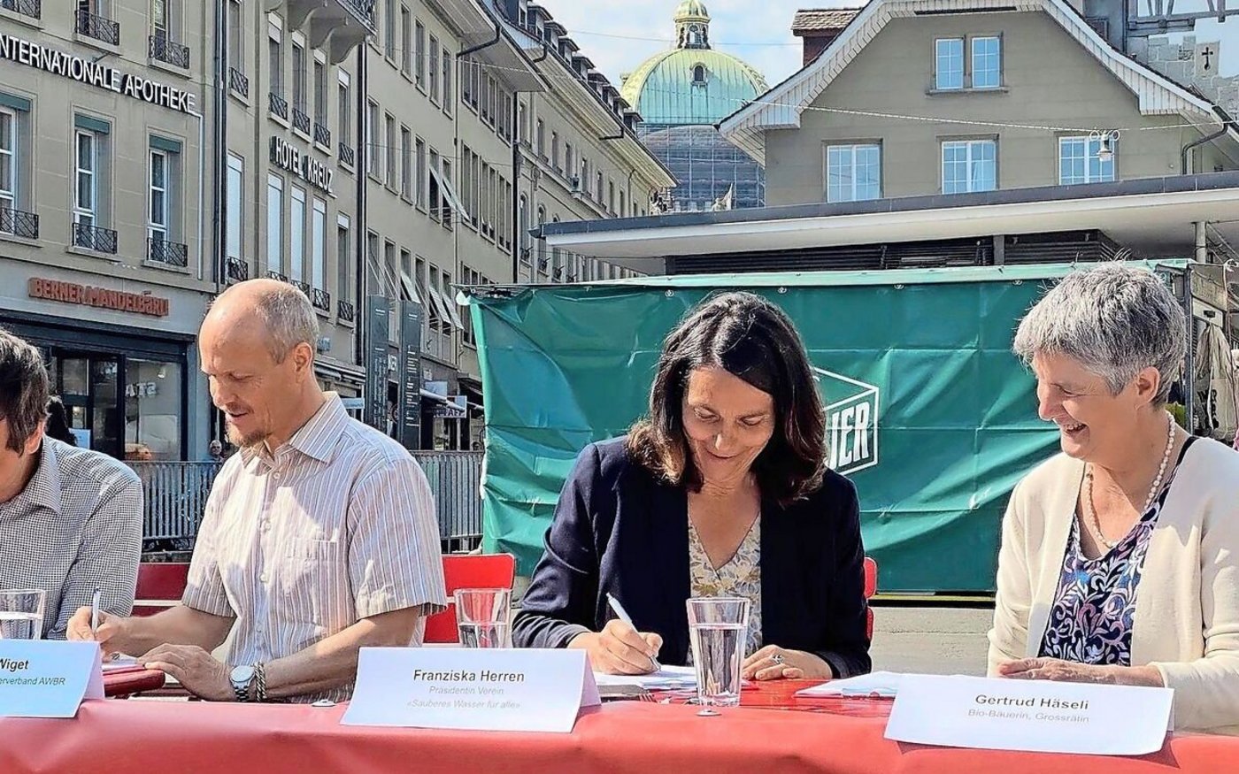Franziska Herren bei der Lancierung ihrer zweiten Initiative. Sauberes Trinkwasser spielt auch bei diesem Volksbegehren eine Rolle, es stellt aber breitere Forderungen.