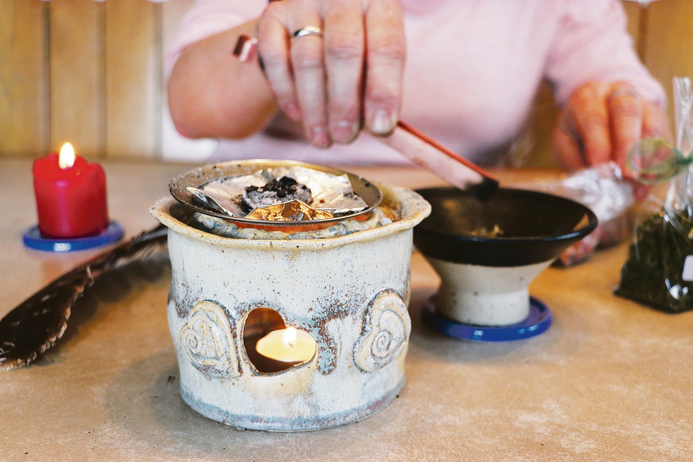 Räuchern ist eines der Rituale, die Helen Schmid pflegt. Es hilft, Belastendes loszulassen und nach vorne zu schauen. 