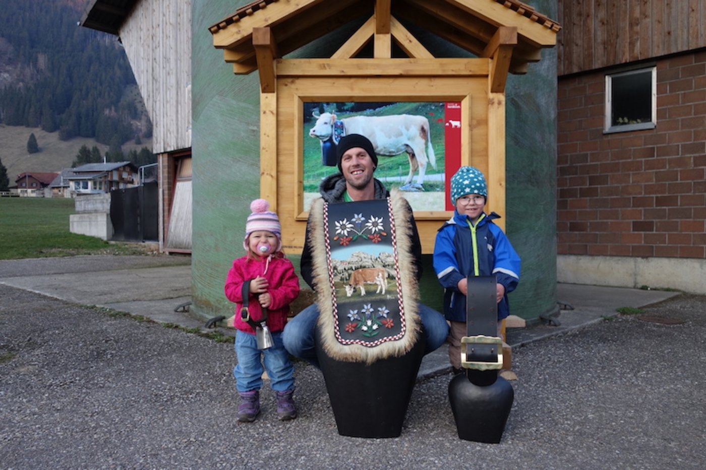 Bei Familie Felder aus Flühli LU: Roger, Julian und Alice nehmen sich das Mittwochläuten sehr zu Herzen. (Bild zVg)