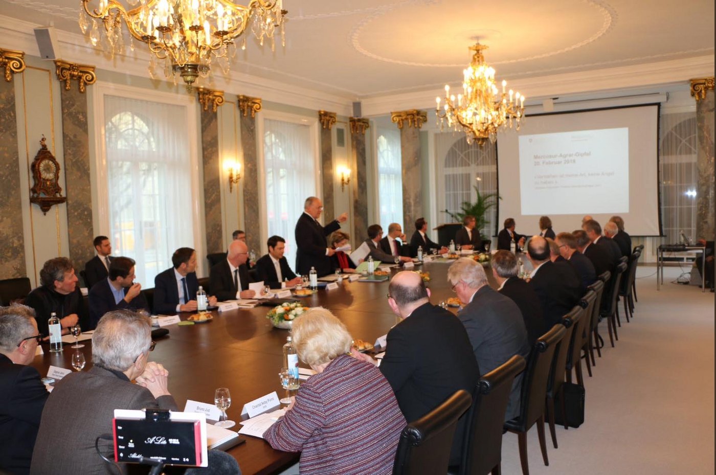 Bild aus dem Bernerhof: Bundesrat Schneider-Ammann doziert, während ihm die Eingeladenen lauschen. (Bild Twitter)