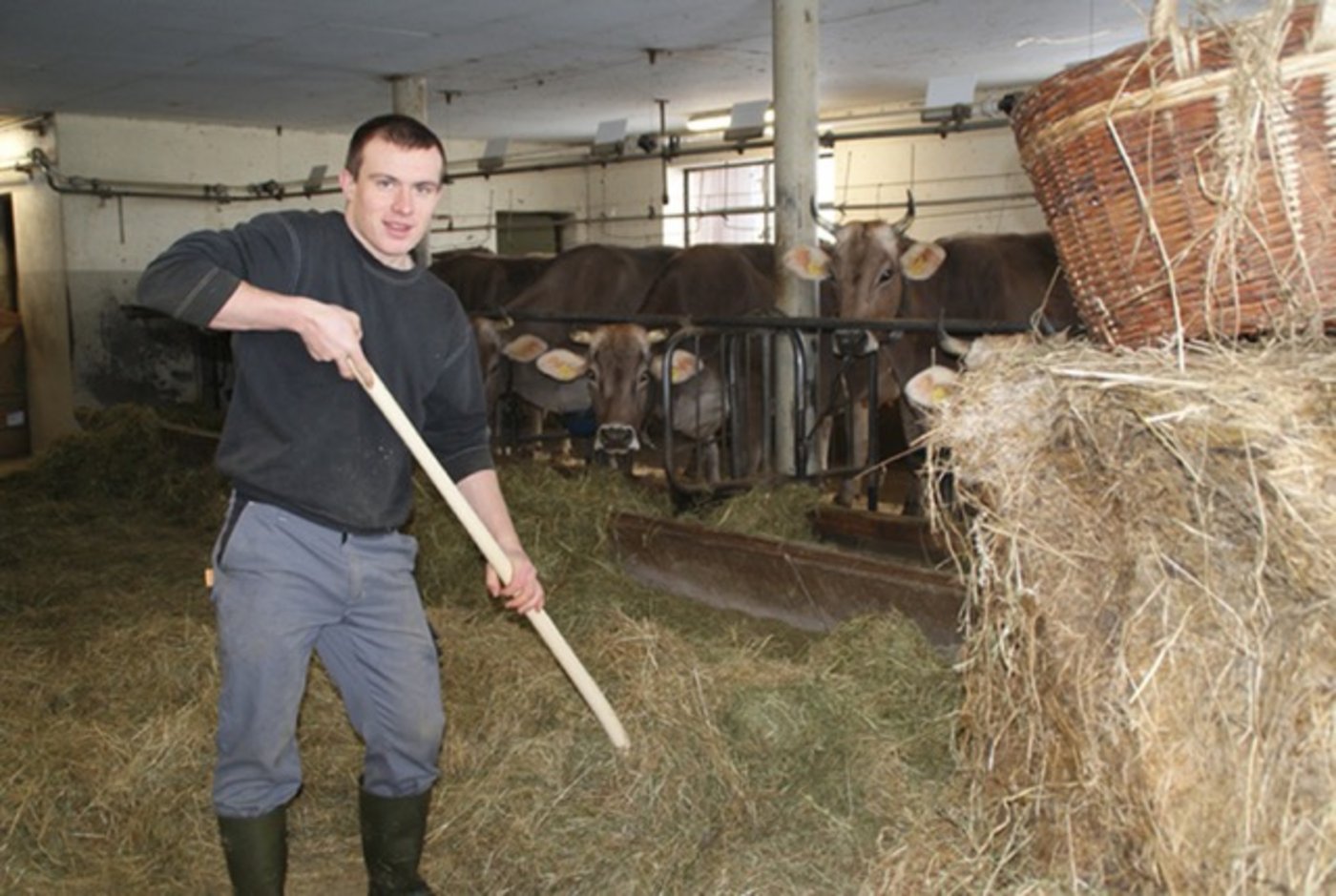 Will Erfahrungen sammeln, bevor er dereinst den Hof des Vaters übernimmt: Betriebshelfer Simon Tobler. (Bilder Michael Götz)