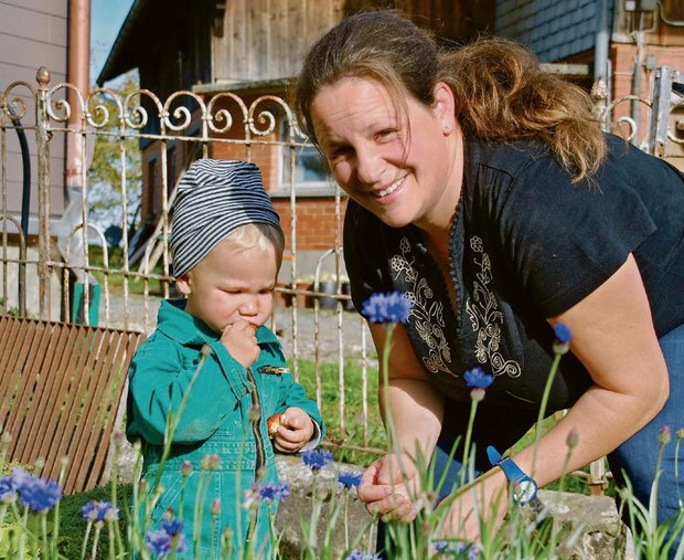 Im Garten und beim Jodeln ist Denise Gschwend in ihrem Element. Zusammen mit ihrem Sohn Dario findet sie die letzten Erdbeeren. (Bild Ruth Bossert)