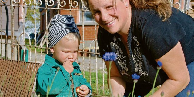 Im Garten und beim Jodeln ist Denise Gschwend in ihrem Element. Zusammen mit ihrem Sohn Dario findet sie die letzten Erdbeeren. (Bild Ruth Bossert)
