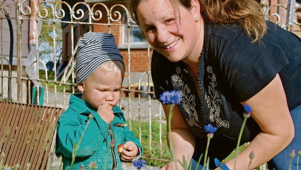 Im Garten und beim Jodeln ist Denise Gschwend in ihrem Element. Zusammen mit ihrem Sohn Dario findet sie die letzten Erdbeeren. (Bild Ruth Bossert)