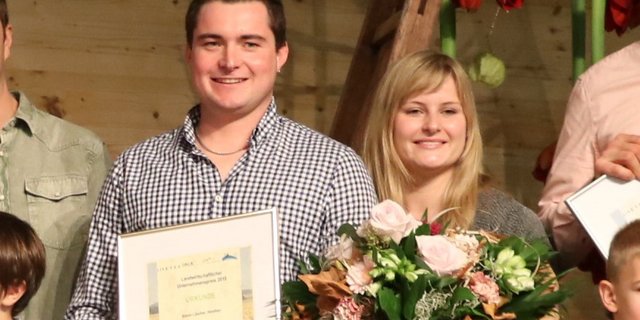 Simon Lüscher aus Holziken, hier mit seiner Partnerin Céline Keller, ist Aargauer Bauer des Jahres. (Bilder Ruth Aerni)