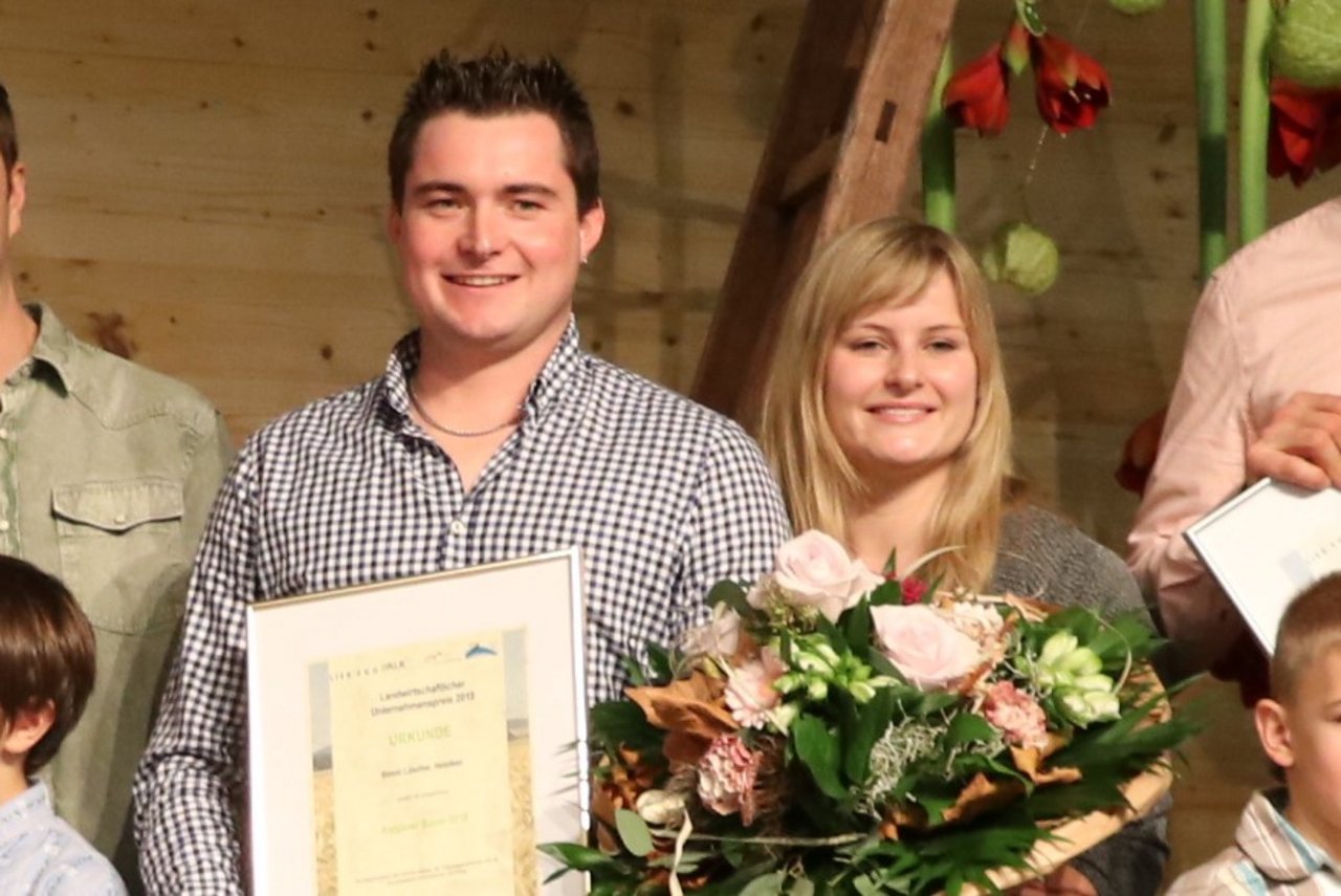 Simon Lüscher aus Holziken, hier mit seiner Partnerin Céline Keller, ist Aargauer Bauer des Jahres. (Bilder Ruth Aerni)