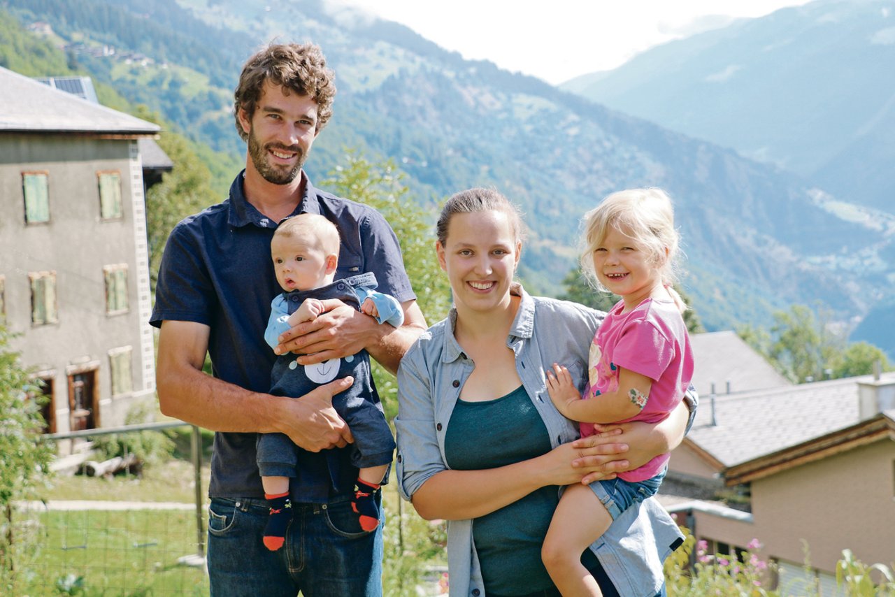 Die Bernerin Lionne Spycher und ihr Mann Aureus, ein Zürcher aus Hausen am Albis, haben sich mit dem Betrieb in den Walliser Bergen einen gemeinsamen Traum erfüllt. Zur Familie gehören die beiden Kinder Louve und Andri. 
