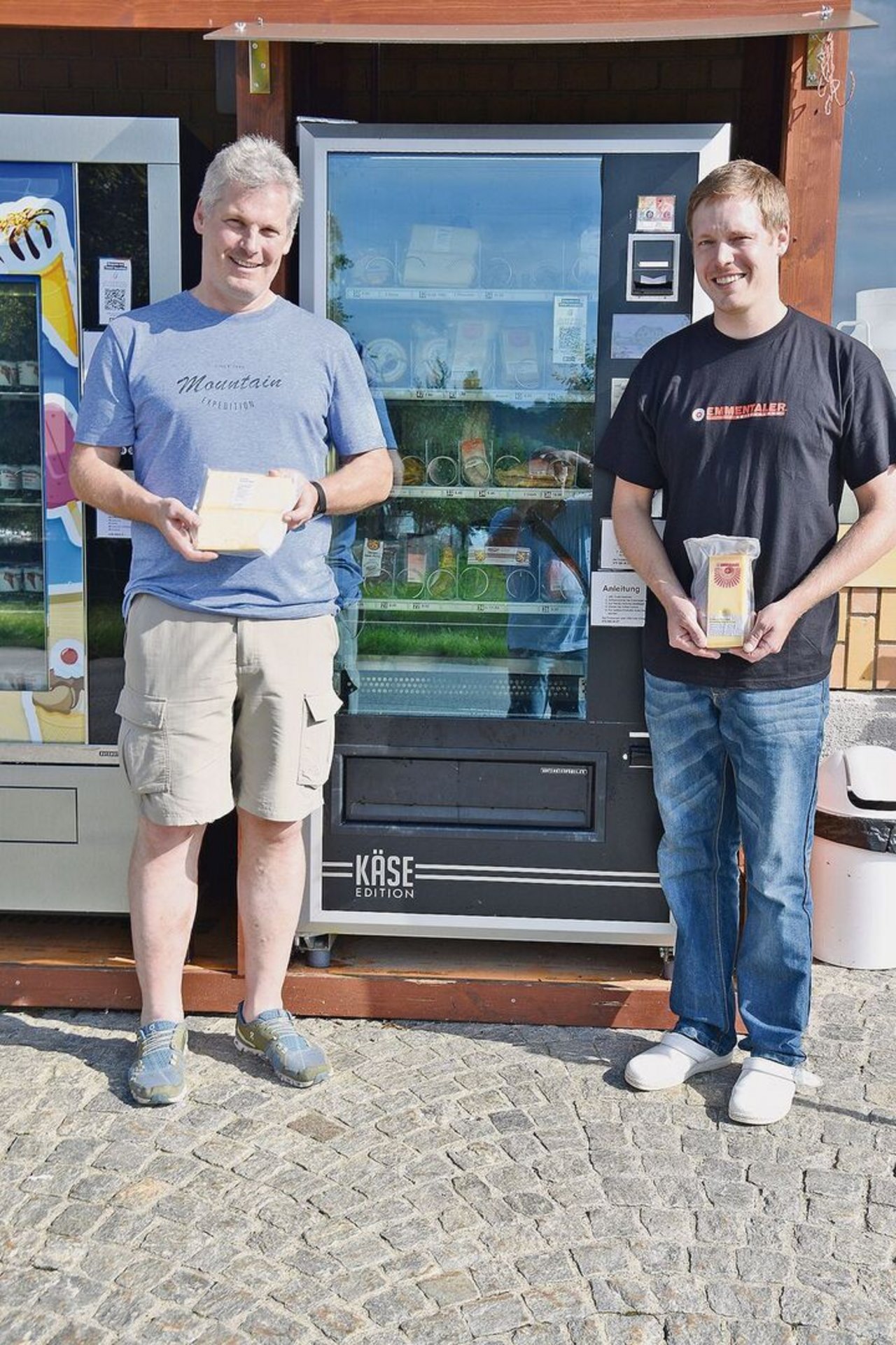 Andreas Schaad (l.), Präsident der Käsereigenossenschaft Thörigen, und Lukas Känel stehen vor dem Verkaufsautomaten.