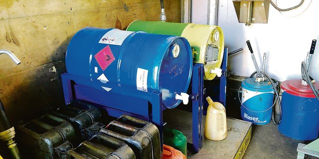 Schmierstofflager mit Auffangwanne unten. (Bild zVg)