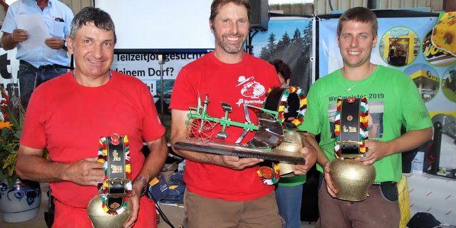 Das Siegertrio der diesjährigen Schweizermeisterschaften im Wettpflügen (v. l. n. r.):t Peter Ulrich (3.), Beat Sprenger (1.) und Marco Angst (2.) (Bilder Roland Müller)