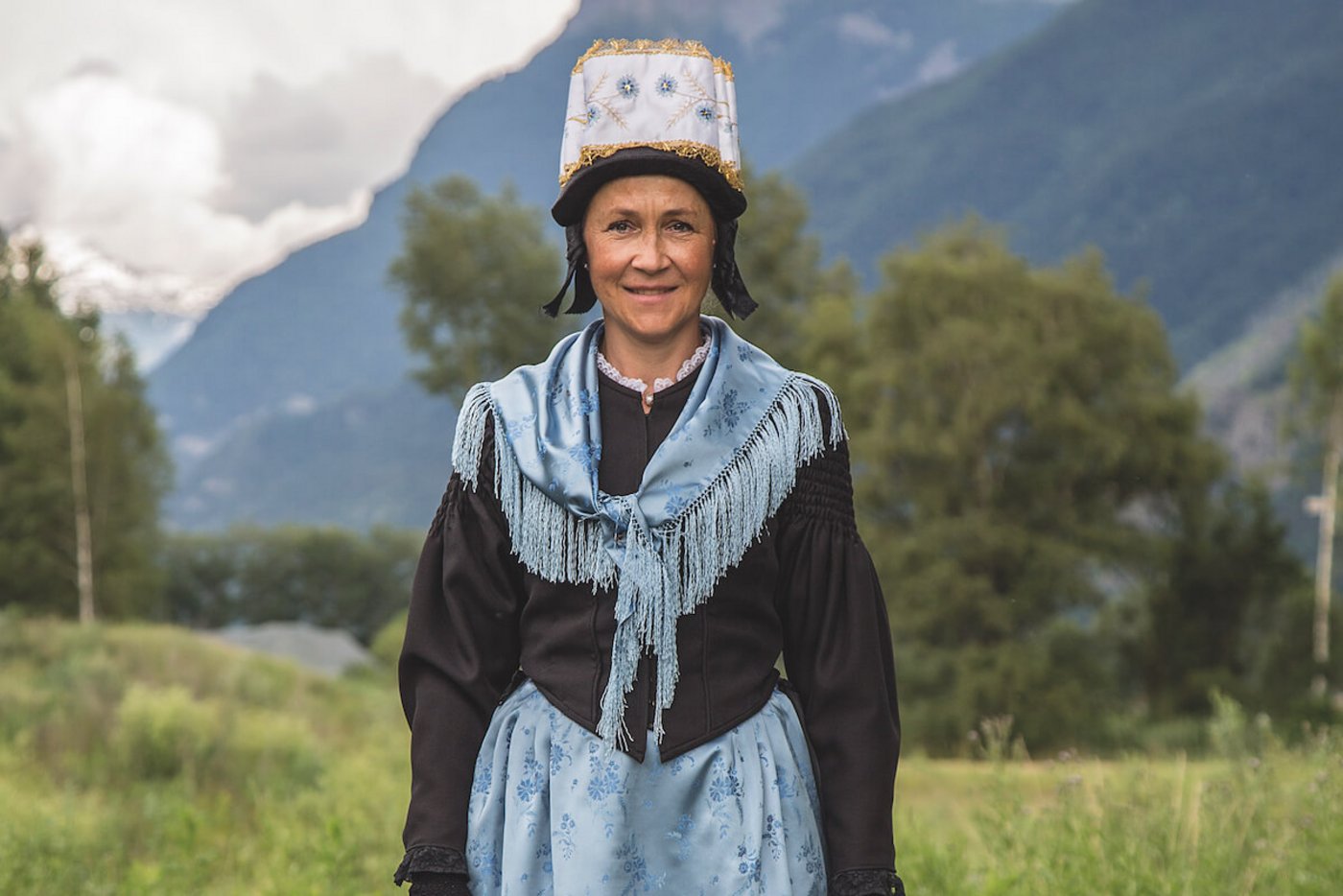 Bäuerin Pascale Haeffliger in ihrer Walliser Sonntagstracht.  (Foto: Pia Neuenschwander)