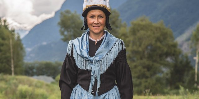 Bäuerin Pascale Haeffliger in ihrer Walliser Sonntagstracht.  (Foto: Pia Neuenschwander)