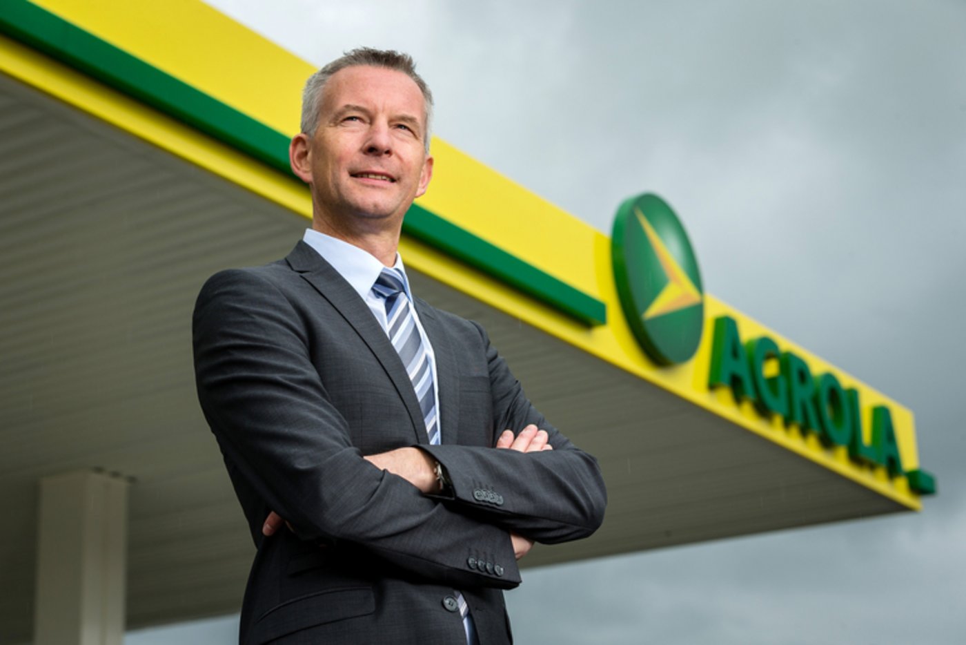 Agrola-Chef Alexander Streitzig präsentiert den neuen Auftritt am Standort in Buttisholz LU. (Bild zVg)