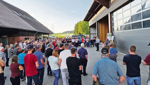 Grosses Interesse für die Informationen von Berater Beda Estermann (Mitte) und Betriebsleiter Stefan Troxler (vorne rechts) letzte Woche beim Obermoos in Hildisrieden. 