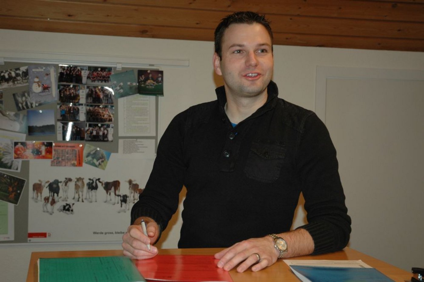 Lehrer und Berater Daniel Felder empfiehlt den Bauern, die Direktzahlungen für ihren Betrieb wegen der AP 2014-17 neu berechnen zu lassen und notwendige Korrekturen beim Betrieb sorgfältig zu planen. (Bild: Armin Emmenegger)
