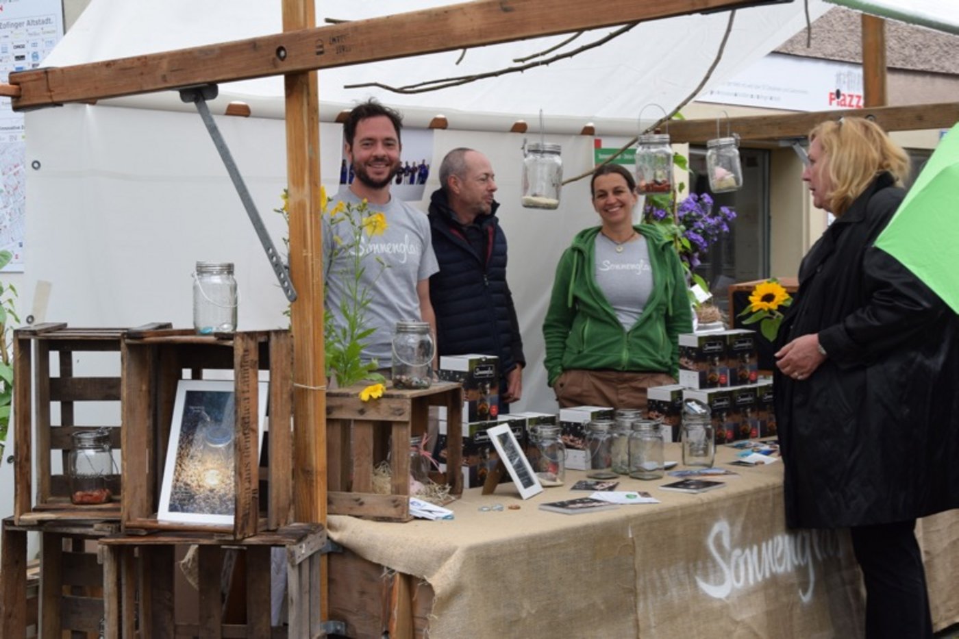 Stefan Neubig, Heiner Klaus und Kaja Drenhaus verkaufen " Sonnengläser". Diese Solarleuchten werden in Südafrika hergestellt. (Bild jba) 