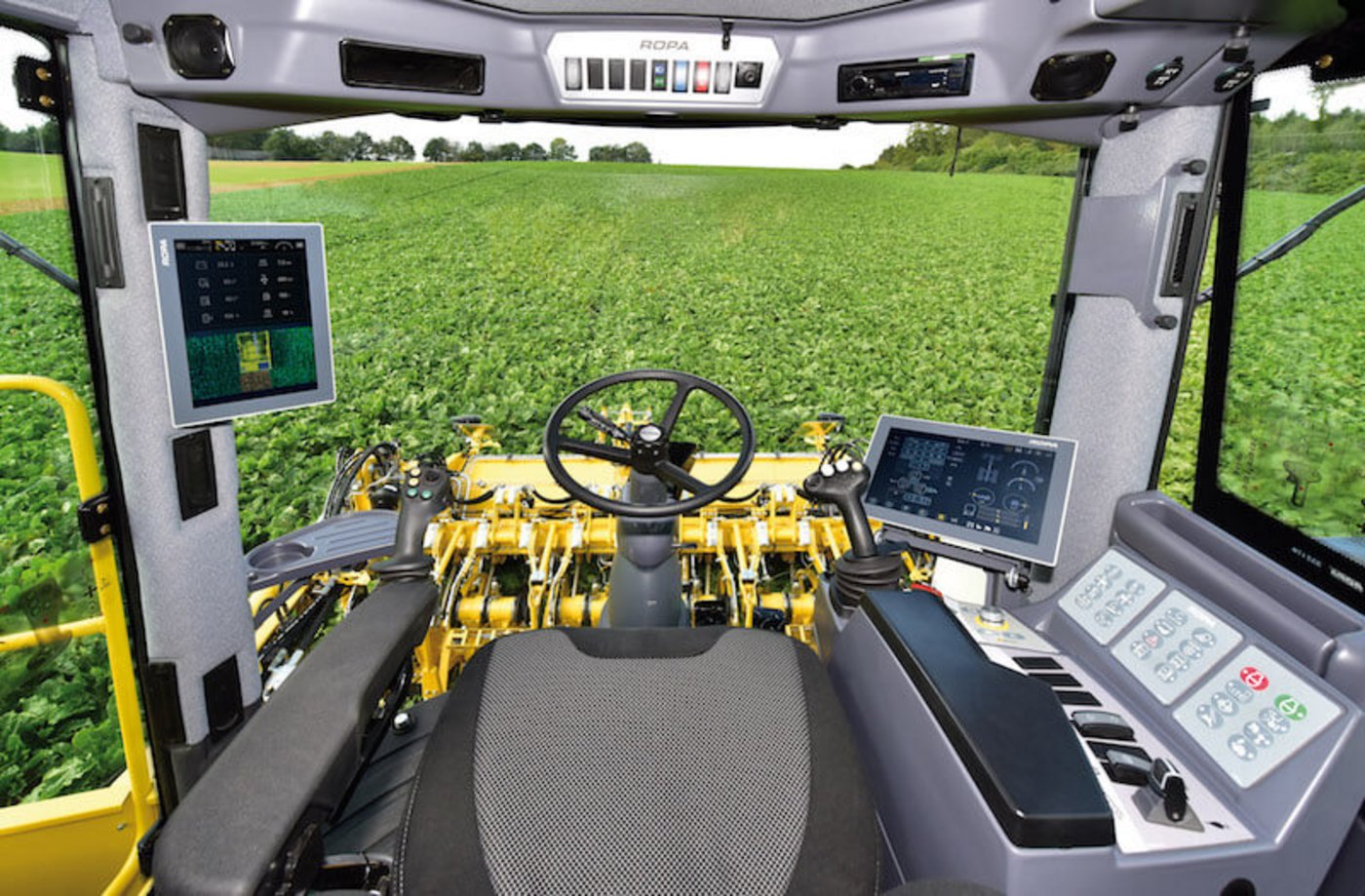 Der R-Connect Monitor wird in der Fahrerkabine des Traktors installiert. (Bild zVg)