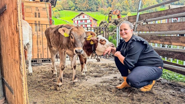 Angela Amstutz liebt Angela Amstutz liebt Tiere. Die Kälber auf dem Hof haben keine Scheu vor ihr, wie das Bild beweist: Lieblingskalb Gioia hat die Bäuerin «zum Fressen gern».