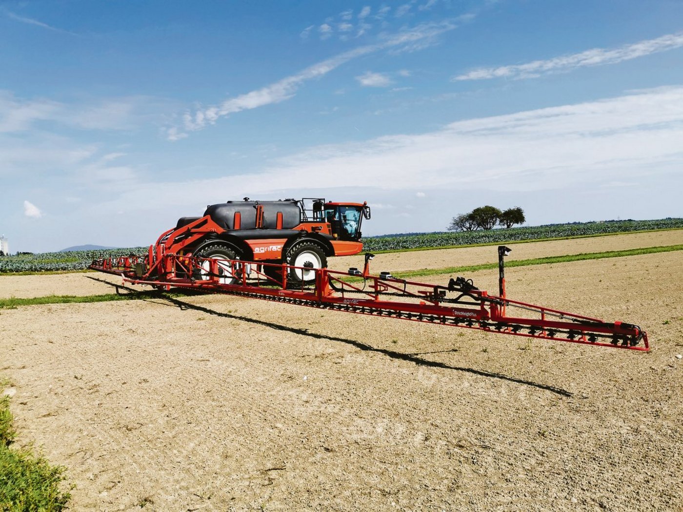 Agrifac hat eine Spritztechnologie entwickelt, welche die Spritzmittel bedarfsgerecht verteilt. Die Dosierung wird kameragesteuert für jede Düse einzeln geregelt. Das spart Mittel ein. (Bild zVg)