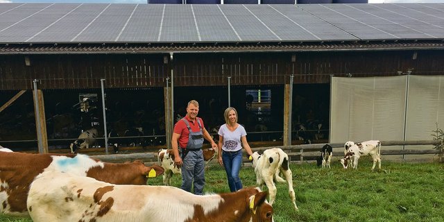 Christine und Thomas Gerber in der Kälberweide vor dem 2009 erbauten Milchviehstall mit Platz für 100 laktierende Kühe. Die 100 000er-Kühe habe er auch dem Stall zu verdanken.(Bild Armin Emmenegger)
