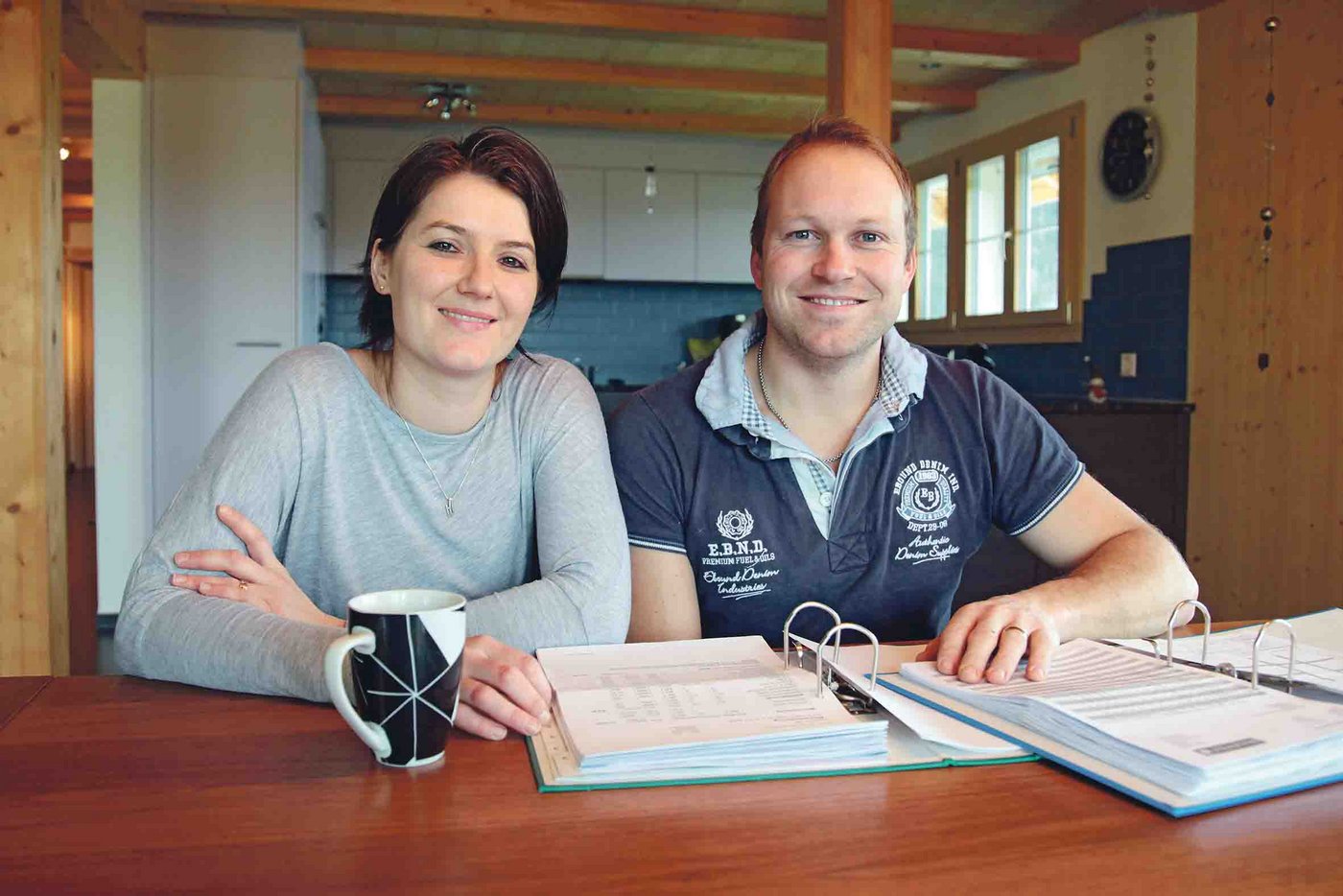 Nicole und David Amrein-Scherrer sind begeisterte Original-Braunvieh-Züchter. Auf ihrem Betrieb streben sie 6000 kg Milch aus dem Grundfutter an. Die Kühe werden immer noch mit einer Eimermelkanlage gemolken. (Bild Agnes Schneider Wermelinger)