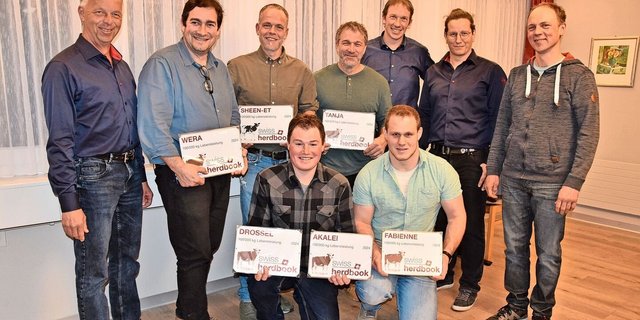 Die stolzen Besitzer der 100 000er-Kühe (mit Plaketten), umrahmt von Adrian Weber, Christian Burkhalter, Nicolas Berger und Adrian Aebersold (von links)
